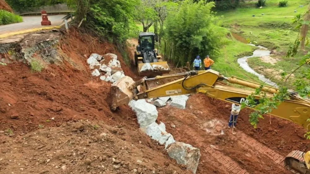 Taubaté inicia obras de contenção na Estrada do Macuco após erosão comprometer parte da pista