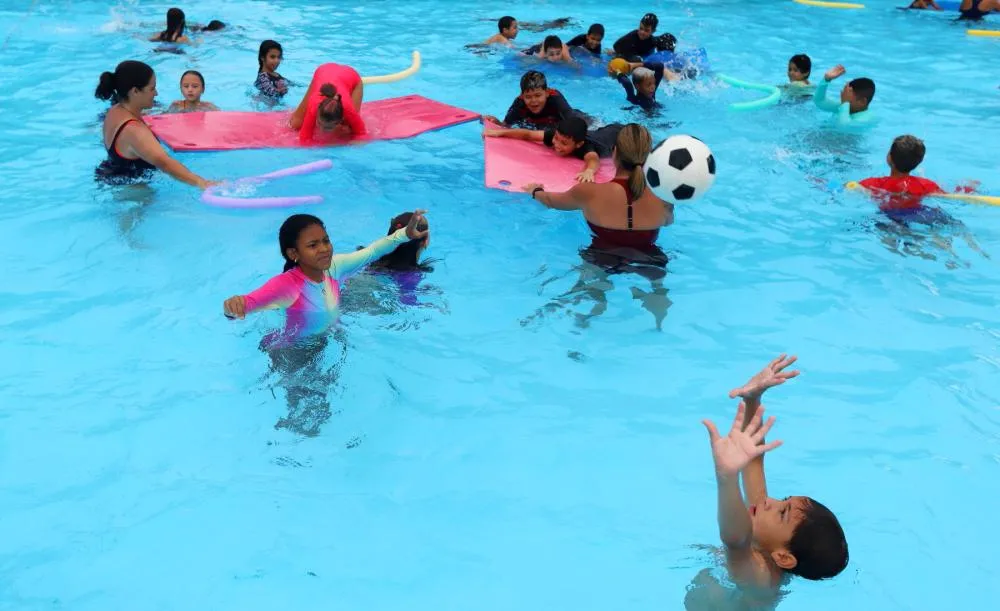 Jacareí promove atividades aquáticas para crianças de 6 a 12 anos com o projeto Viver o Verão