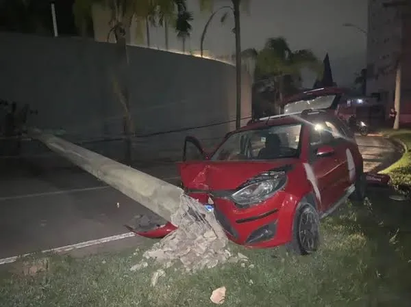 Carro derruba poste, espalha fiação e invade estacionamento de imobiliária em São José dos Campos
