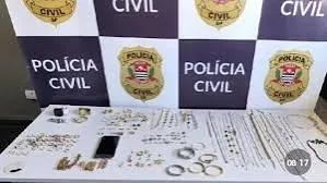 Polícia recupera R$ 109 mil em joias furtadas após suspeito saltar de táxi e fugir em São José dos Campos