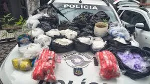 Polícia encontra mais de 46 quilos de drogas escondidos em fundo falso no quintal de casa em Taubaté; mulher é presa