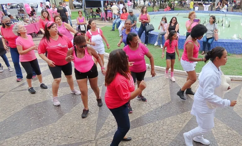 Outubro Rosa mobiliza 500 pessoas em Pindamonhangaba com atendimentos gratuitos e ações de prevenção na Praça Monsenhor Marcondes
