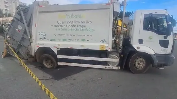 Caminhão de coleta de lixo fica preso em buraco no asfalto e provoca interdição de avenida em Taubaté