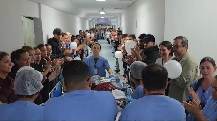 Hospital faz corredor de aplausos para Miguel Meneses, goleiro de 14 anos do São José, antes da doação de órgãos