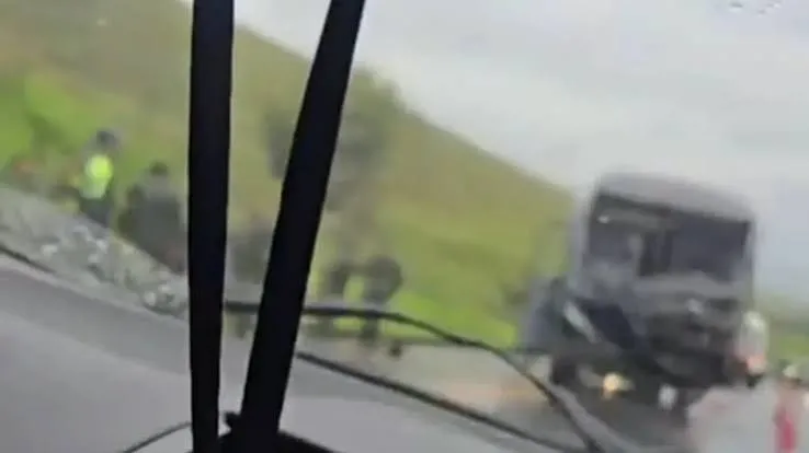 Acidente entre caminhão e ônibus provoca interdição parcial da SP-052 em Cruzeiro