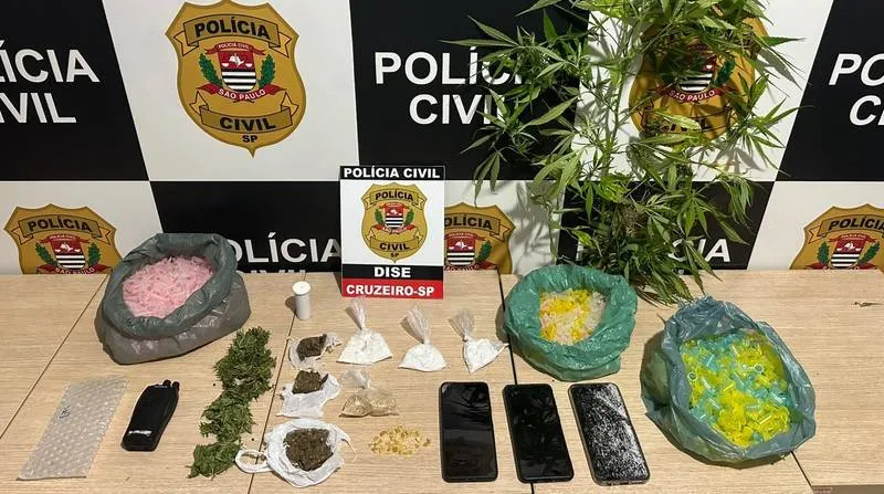 Polícia prende homem e apreende adolescente suspeitos de tráfico de drogas em Cruzeiro