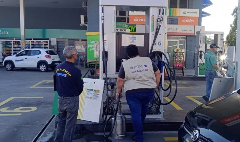 Procon de Jacareí fiscaliza mais de 20 postos e encontra gasolina com preços entre R$ 5,79 e R$ 6,49