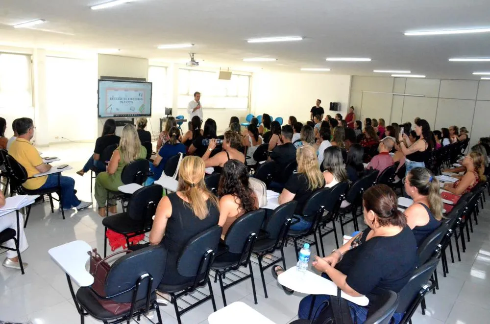 Caraguatatuba reúne professores em seminário de alfabetização e destaca avanços na aprendizagem dos alunos