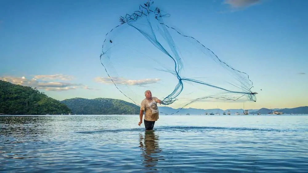 Documentário sobre a cultura caiçara de Caraguatatuba estreia em novembro com histórias de pescadores e tradições do litoral
