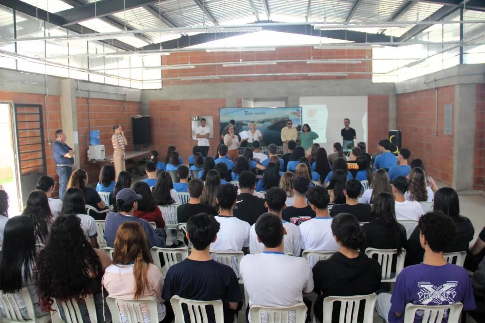 Empreendedor de Paraibuna compartilha trajetória profissional com estudantes na Casa da Juventude