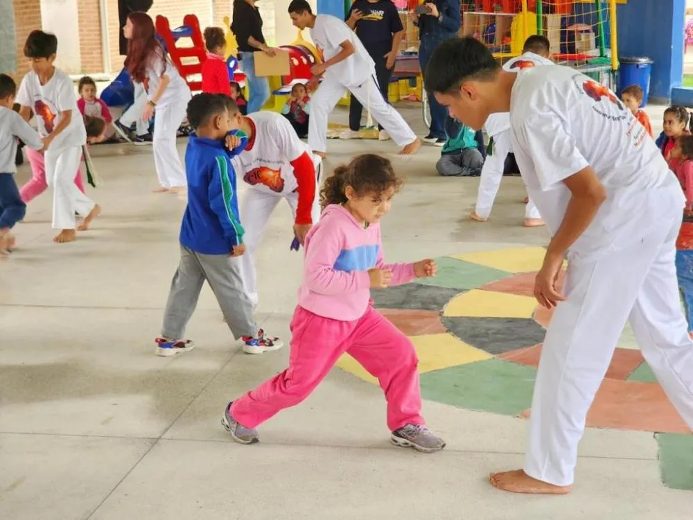 Escolas municipais de Tremembé recebem apresentações de capoeira e aproximam estudantes da cultura afro-brasileira