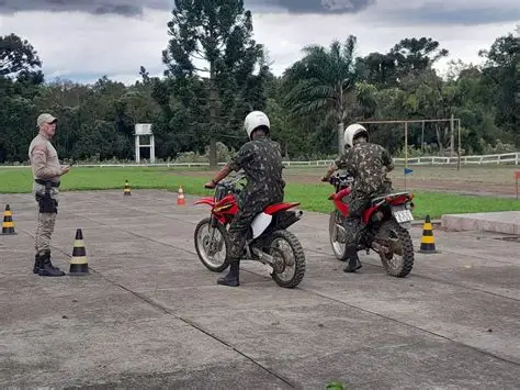 Guarda Civil Metropolitana de Pindamonhangaba orienta militares do Exército sobre prevenção de acidentes com motocicletas