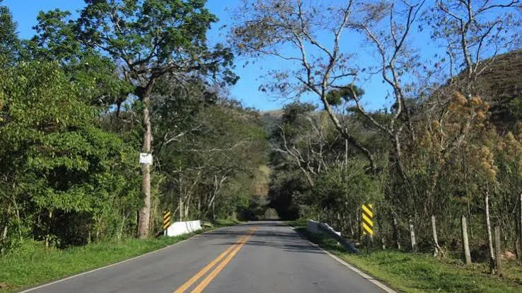 Motorista de 38 anos morre após colisão frontal com caminhão na Rodovia Monteiro Lobato, em Santo Antônio do Pinhal