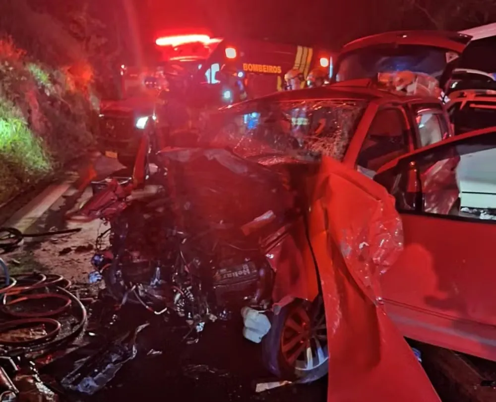 Acidente entre três carros deixa duas pessoas mortas e nove feridas em rodovia de Pindamonhangaba