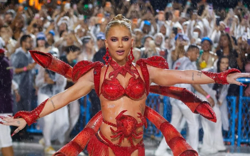 Tapa-sexo de Virginia descola no desfile da Grande Rio, e rainha chega à Apoteose sem costeiro