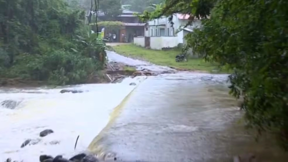 Temporal destrói ponte e impede moradores de voltar para casa em Ubatuba