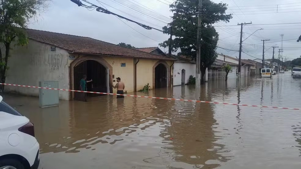 Ruas de Guaratinguetá começam a ser limpas após recuo da água; seis pessoas seguem desalojadas