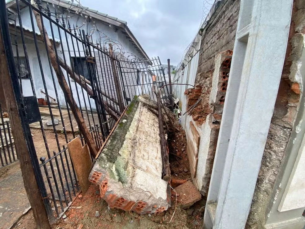 Guaratinguetá: muro de obra desaba sobre trabalhadores e deixa dois homens feridos