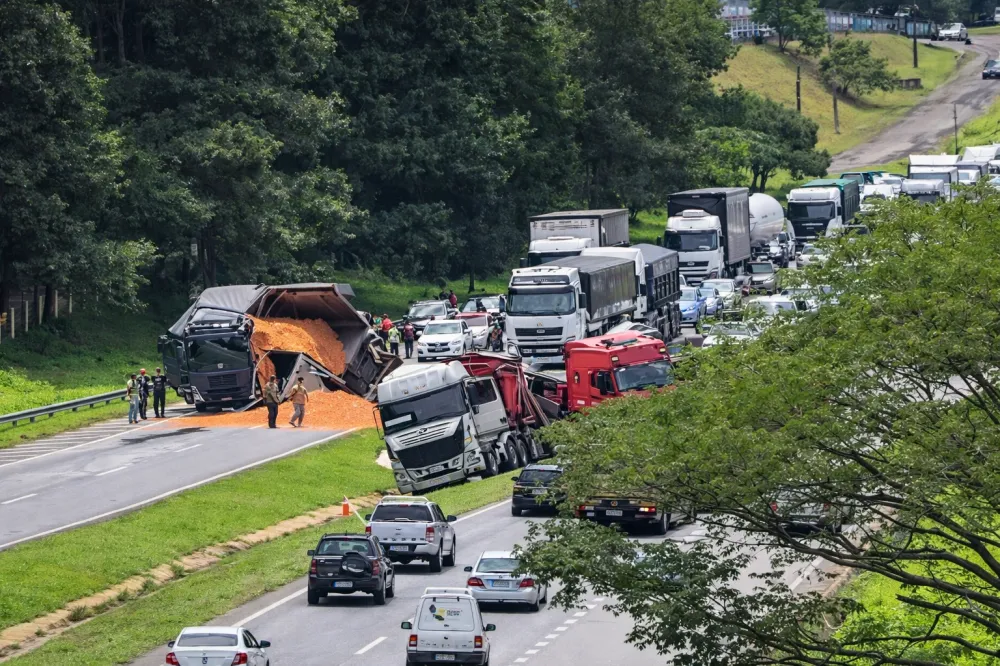 Acidente entre caminhões e carreta interdita faixa da rodovia D. Pedro I em Bom Jesus dos Perdões
