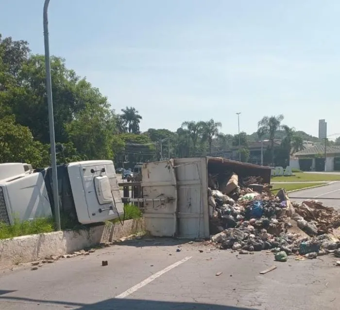 Caminhão tomba e interdita acesso à Ponte Rosinha Filippo em Guaratinguetá