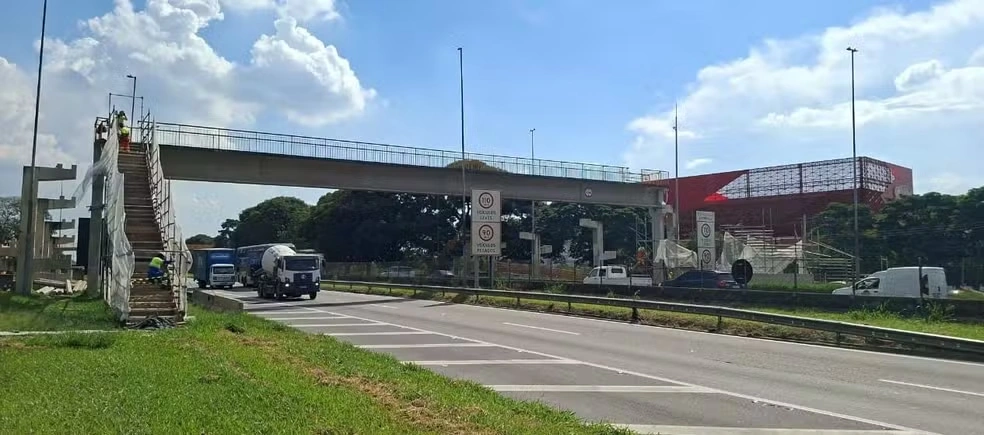 Obras em passarela provocam desvios nos dois sentidos da Dutra em Caçapava nesta quarta-feira (18)