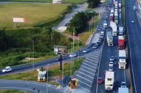 Queda de carga de vidro causa congestionamento de 5 km na Dutra, em Jacareí