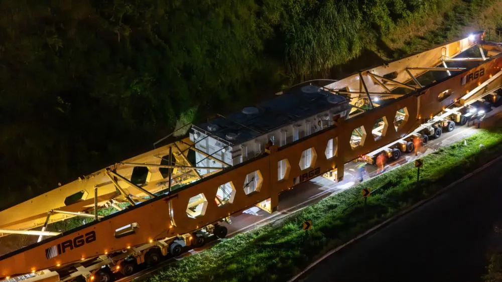 Carga gigante de 845 toneladas cruza o Vale do Paraíba rumo ao Porto de São Sebastião