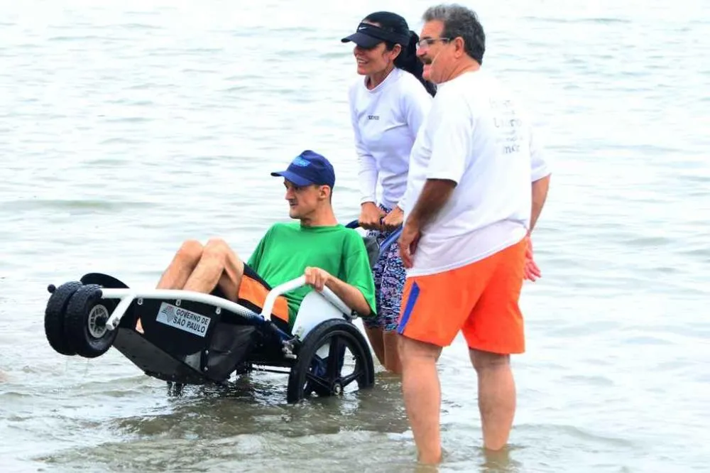 Programa Praia Acessível proporciona experiência inédita no mar para idosos de Guararema em Caraguatatuba