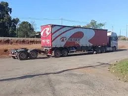 Caminhão com carga de madeira tomba e interdita faixa na Rodovia Floriano Rodrigues Pinheiro, em Tremembé