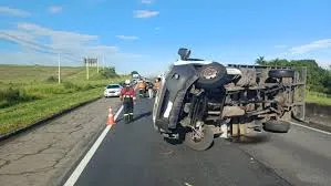 Canas: caminhão tomba na Dutra e provoca congestionamento de até 6 km