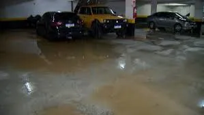 Garagens são inundadas após rompimento de cano durante obra em cratera em São José dos Campos