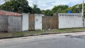 Casal é encontrado morto com marcas de tiros dentro de casa em Caraguatatuba; polícia investiga feminicídio seguido de suicídio