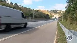 Criança de 8 anos é resgatada após ser vista caminhando sozinha às margens da Dutra, em Taubaté