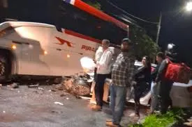 Mulher fica presa nas ferragens após acidente entre carro e ônibus em Guaratinguetá