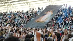 Lenço de Jesus Misericordioso vira tradição na Canção Nova e ganha versão gigante de 400 m² em Cachoeira Paulista