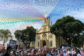 Aparecida celebra 500 anos de São Benedito com tradição centenária e distribuição de 10 mil bandejas de doces
