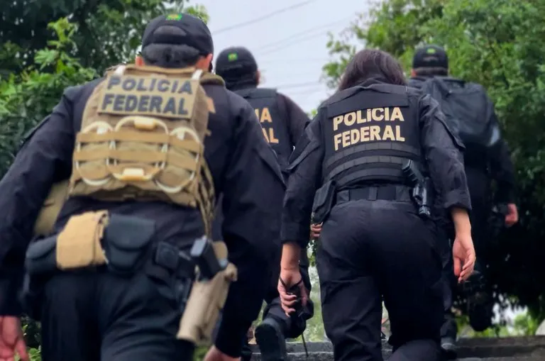 Polícia Federal cumpre mandados em Igaratá e Bragança Paulista em operação contra lavagem de dinheiro com criptomoedas