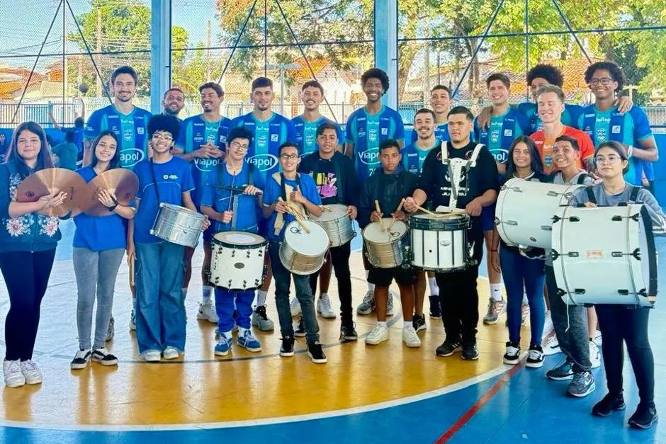 Viapol Vôlei São José visita escola no Campo dos Alemães e inspira alunos com esporte e integração
