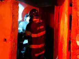 Casa pega fogo em Caraguatatuba e morador de 35 anos fica ferido com queimaduras