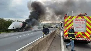 Incêndio atinge vegetação às margens da Dutra em Caçapava e mobiliza bombeiros