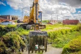 Prefeitura de Jambeiro realiza desassoreamento de rio e desativa temporariamente a Bica do Tropeiro