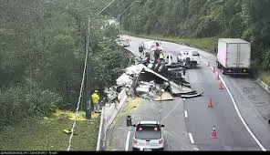 Dois acidentes com caminhões provocam interdições na Rodovia dos Tamoios em Paraibuna