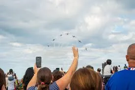 Caraguatatuba reúne até 50 mil pessoas em show aéreo e celebra aniversário com programação cultural