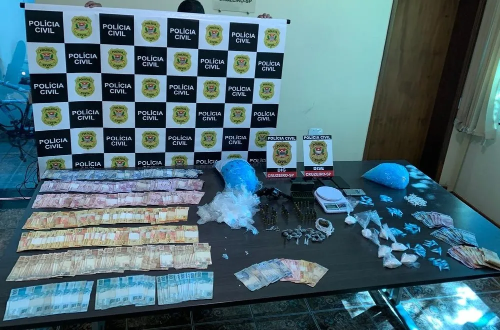 Polícia prende quatro homens e apreende adolescente em operação contra o tráfico em Cruzeiro