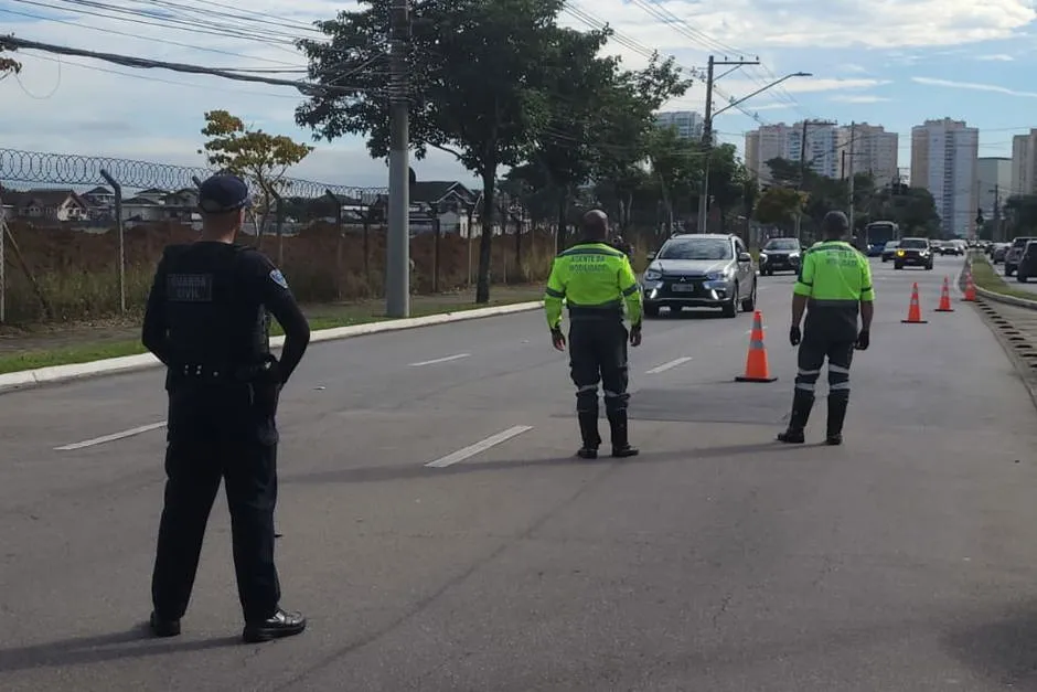 Fiscalização de trânsito remove 13 veículos irregulares em São José dos Campos