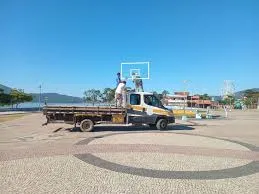 Nova tabela de basquete é instalada em praça em frente ao aeroporto após danos causados por acidente aéreo