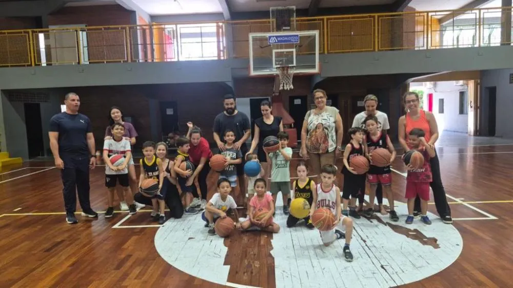 Aula especial reúne mães e alunos em celebração ao Dia das Mães em Pindamonhangaba