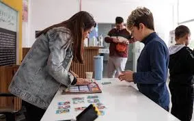 Biblioteca Municipal de Taubaté cria ponto de troca de figurinhas da Copa do Mundo 2026