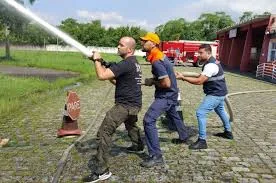 Defesa Civil e Bombeiros realizam treinamento de combate a incêndios para voluntários em São José