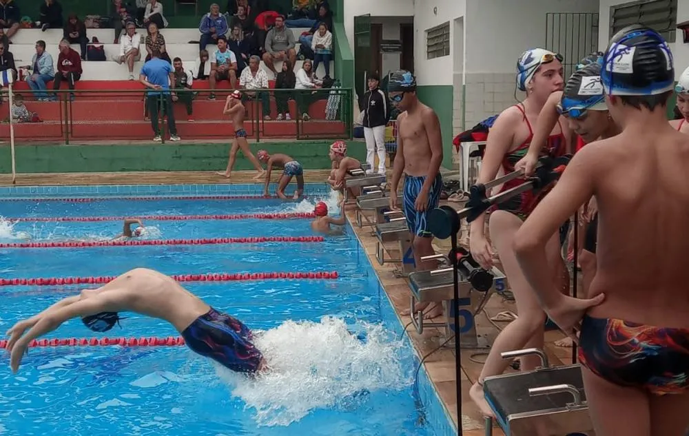 Atletas de Caraguatatuba conquistam 16 medalhas em torneio regional da Federação Aquática Paulista